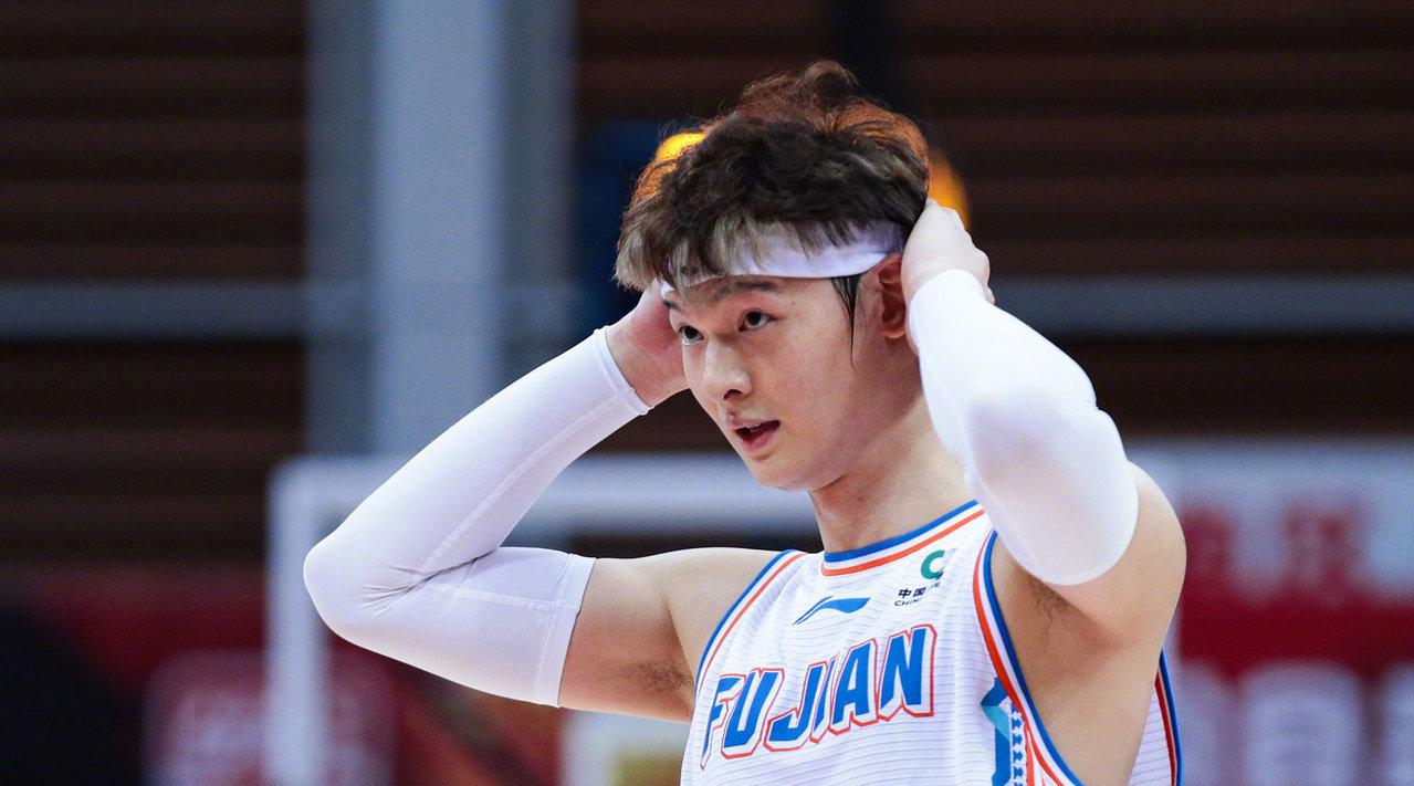 新疆队翻盘骑士,王哲林高光表现 新疆队翻盘骑士,王哲林高光表现