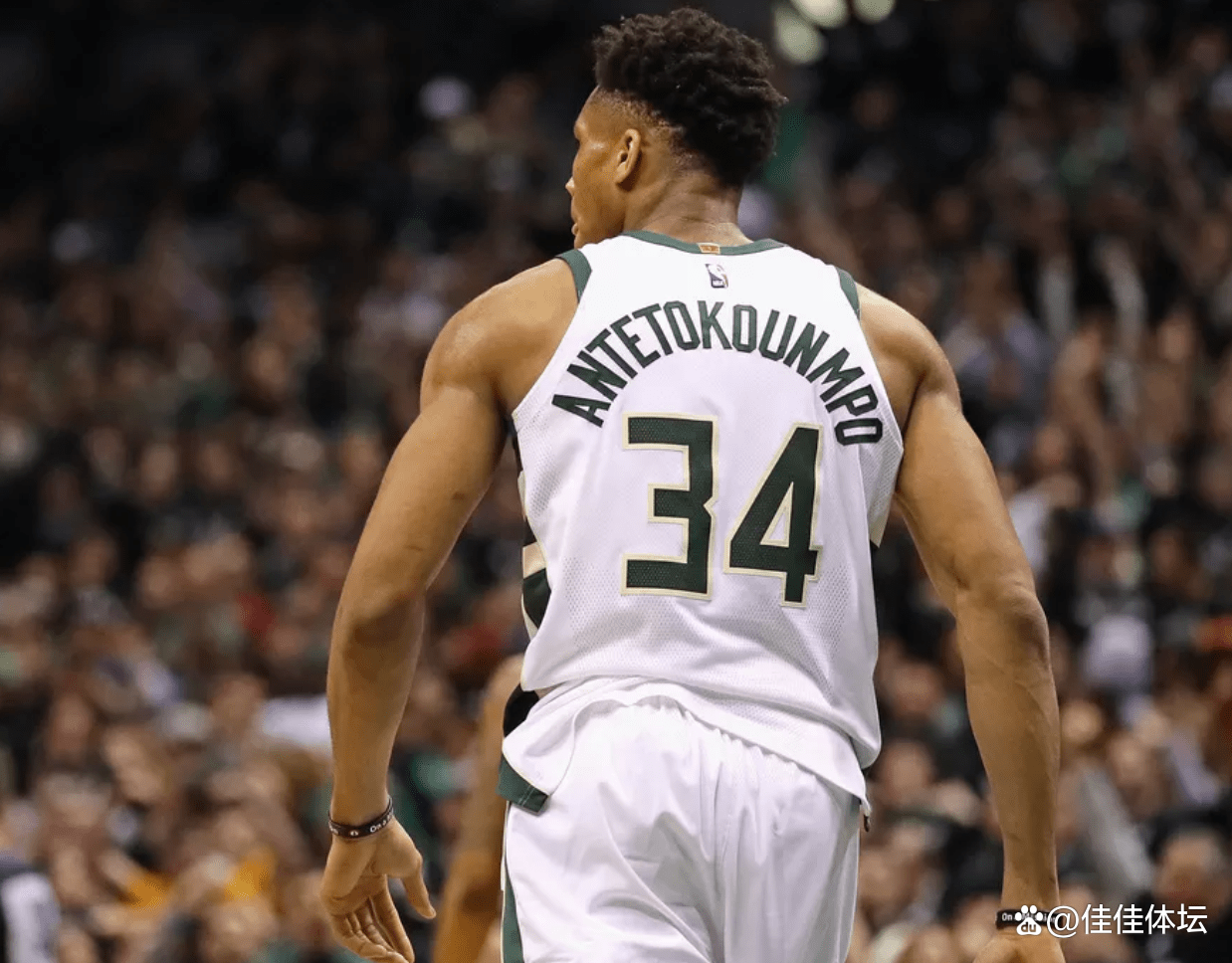 雄鹿逆转江苏队，布伦森惊艳四座