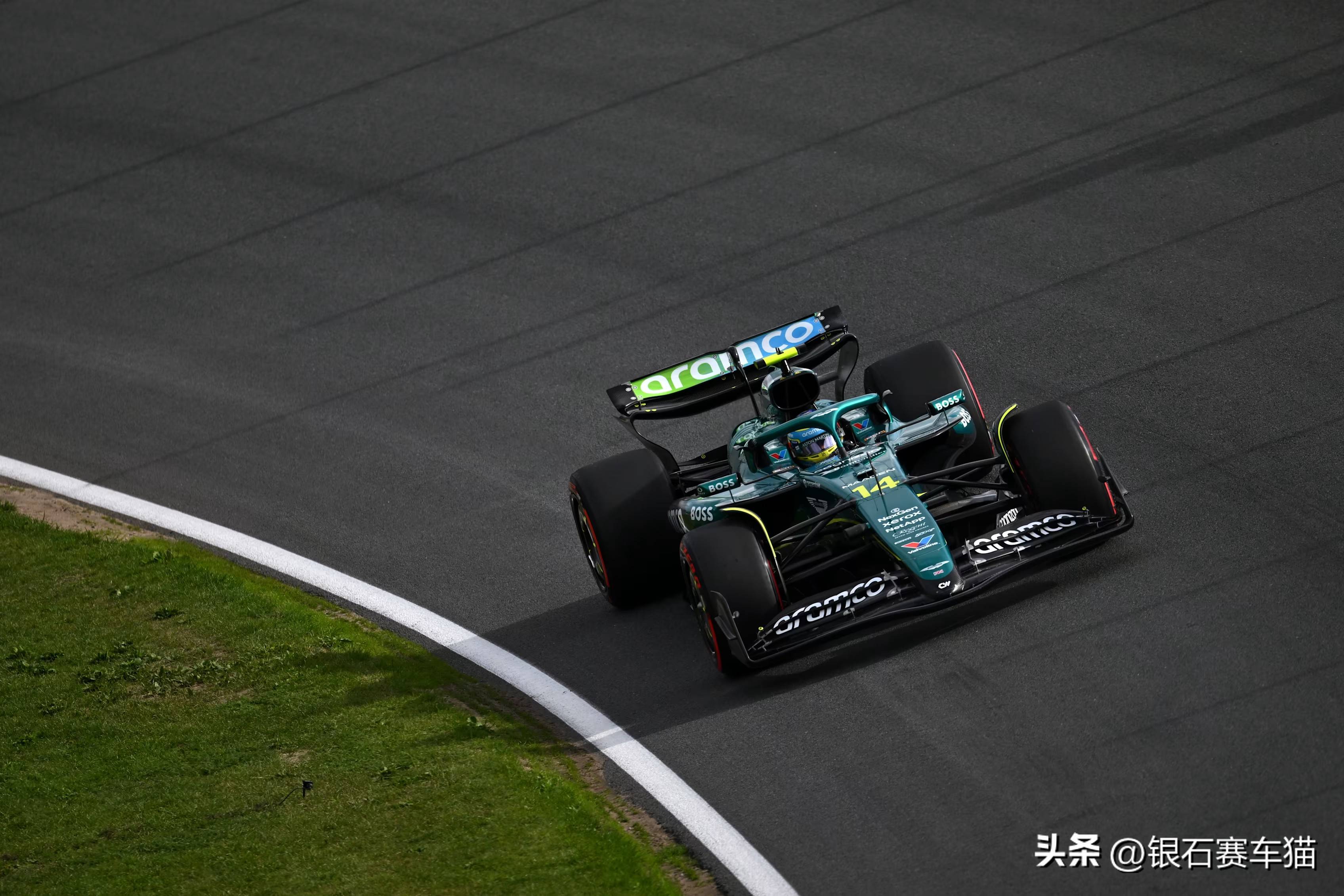 梅赛德斯横扫雷诺车队,阿隆索统治全场 梅赛德斯横扫雷诺车队,阿隆索统治全场