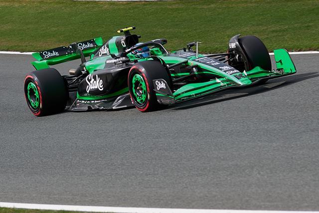 雷诺车队力克阿斯顿马丁，周冠宇惊艳四座