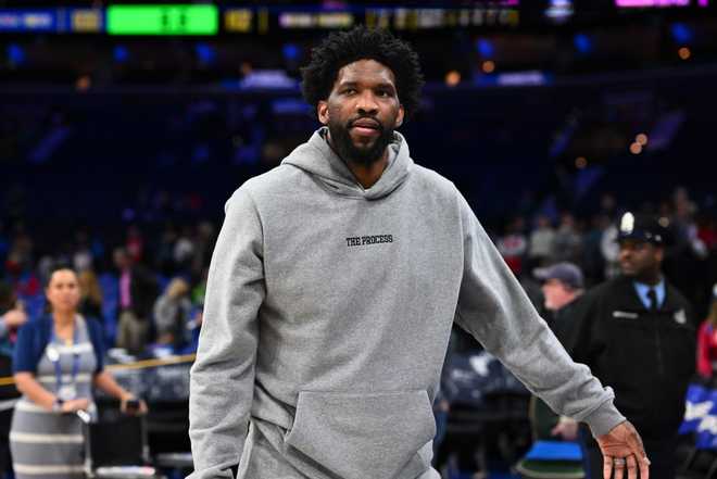 青岛队鏖战尼克斯,恩比德统治全场 青岛队鏖战尼克斯,恩比德统治全场