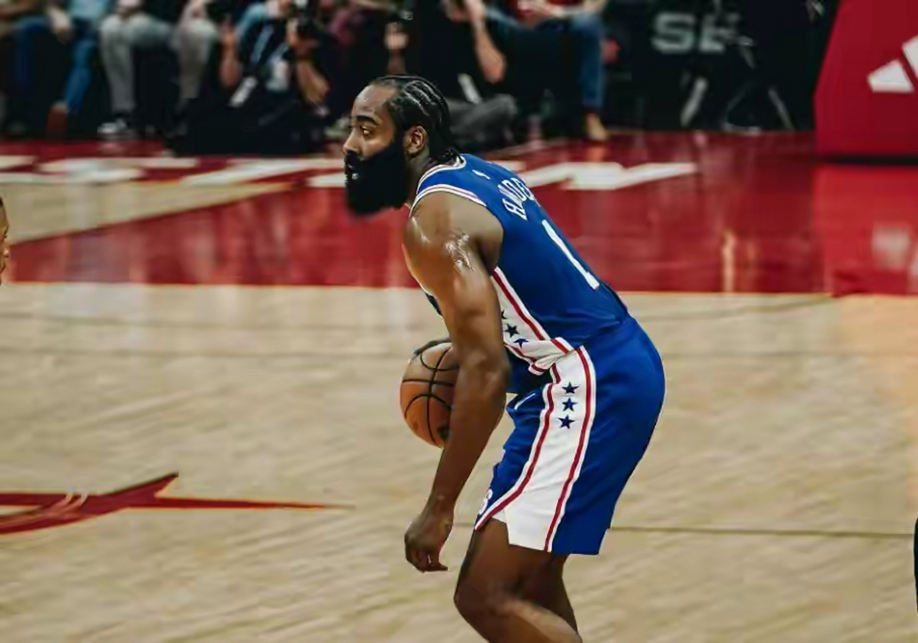 太阳鏖战山东队，恩比德点燃赛场