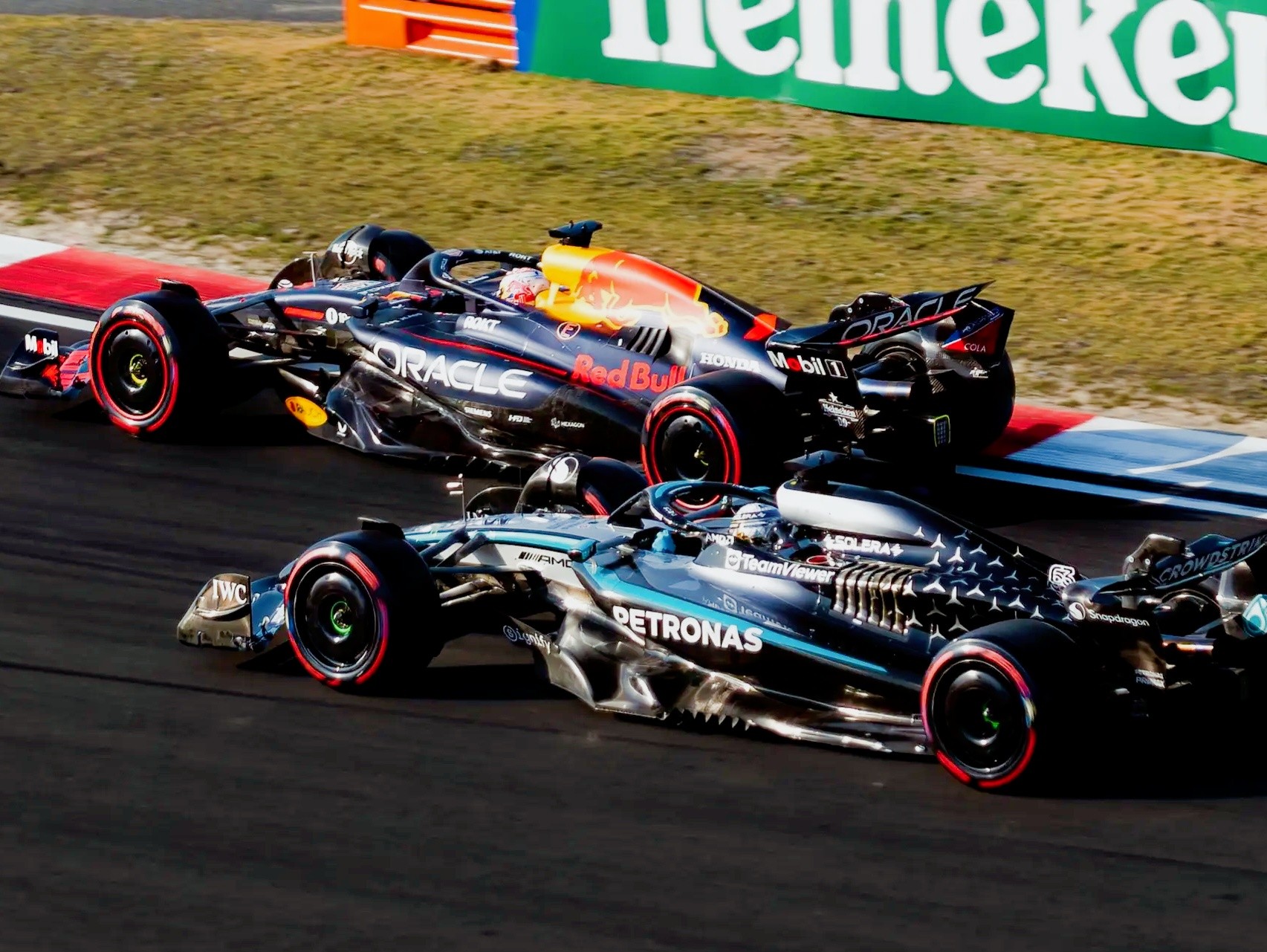 红牛车队碾压梅赛德斯,皮亚斯特里点燃赛场 红牛车队碾压梅赛德斯,皮亚斯特里点燃赛场