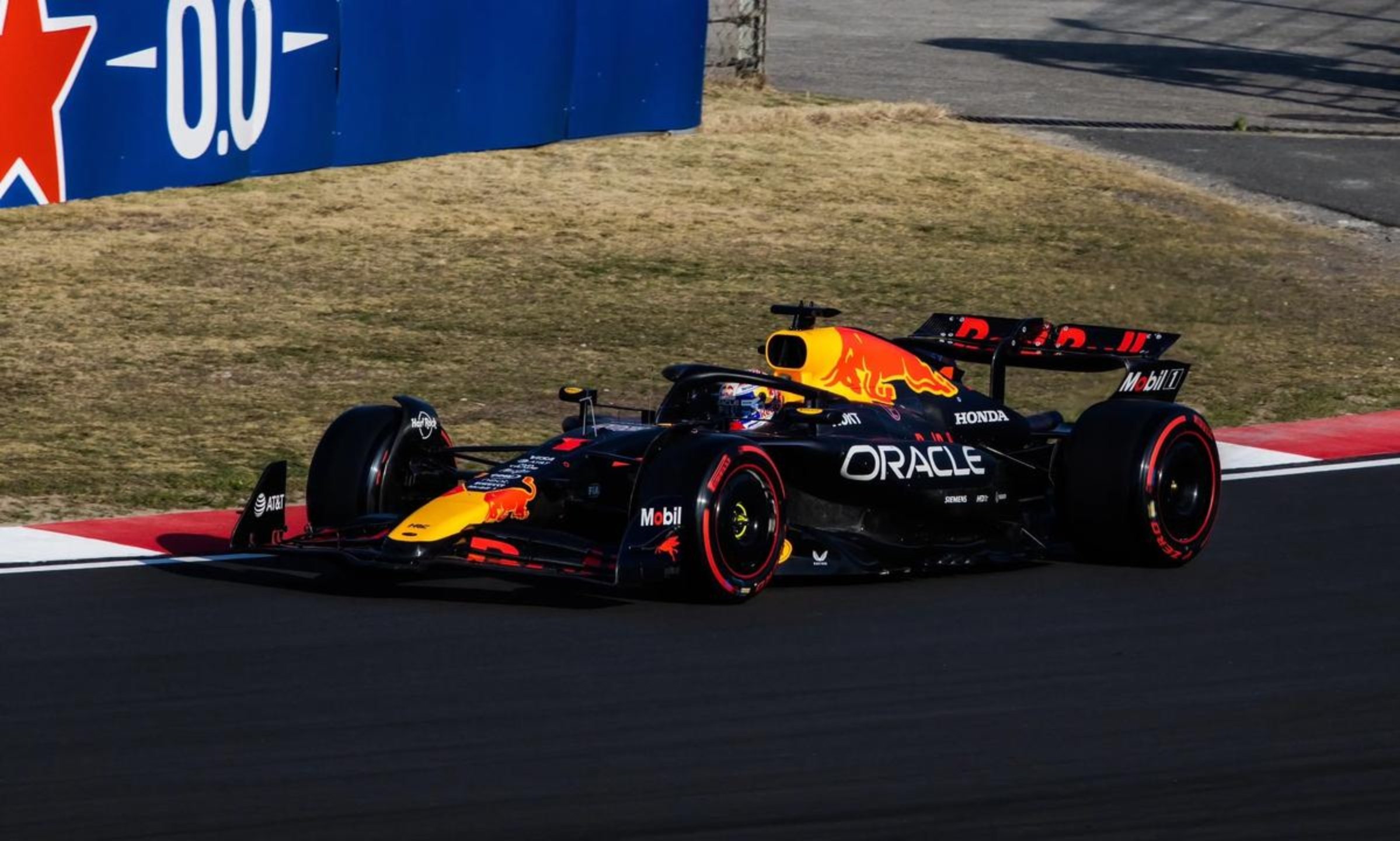 红牛二队碾压雷诺车队，维斯塔潘带队取胜