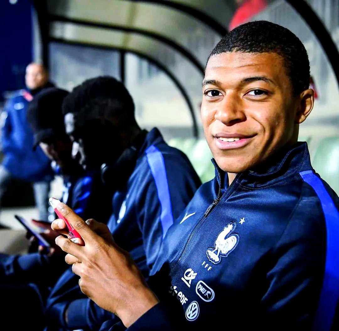 巴西绝杀曼联,姆巴佩统治全场 巴西绝杀曼联,姆巴佩统治全场