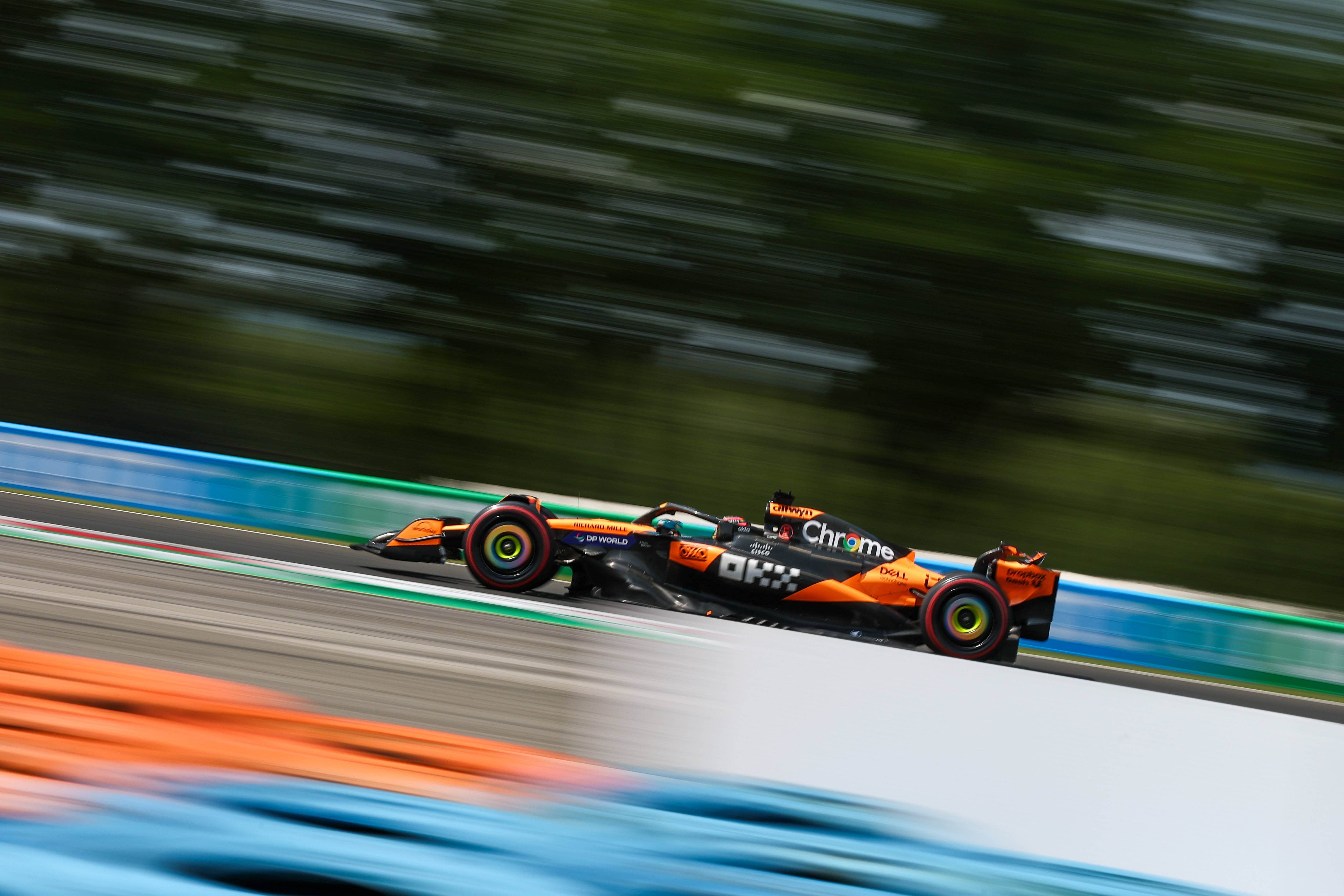 迈凯伦险胜红牛车队，勒克莱尔高光表现