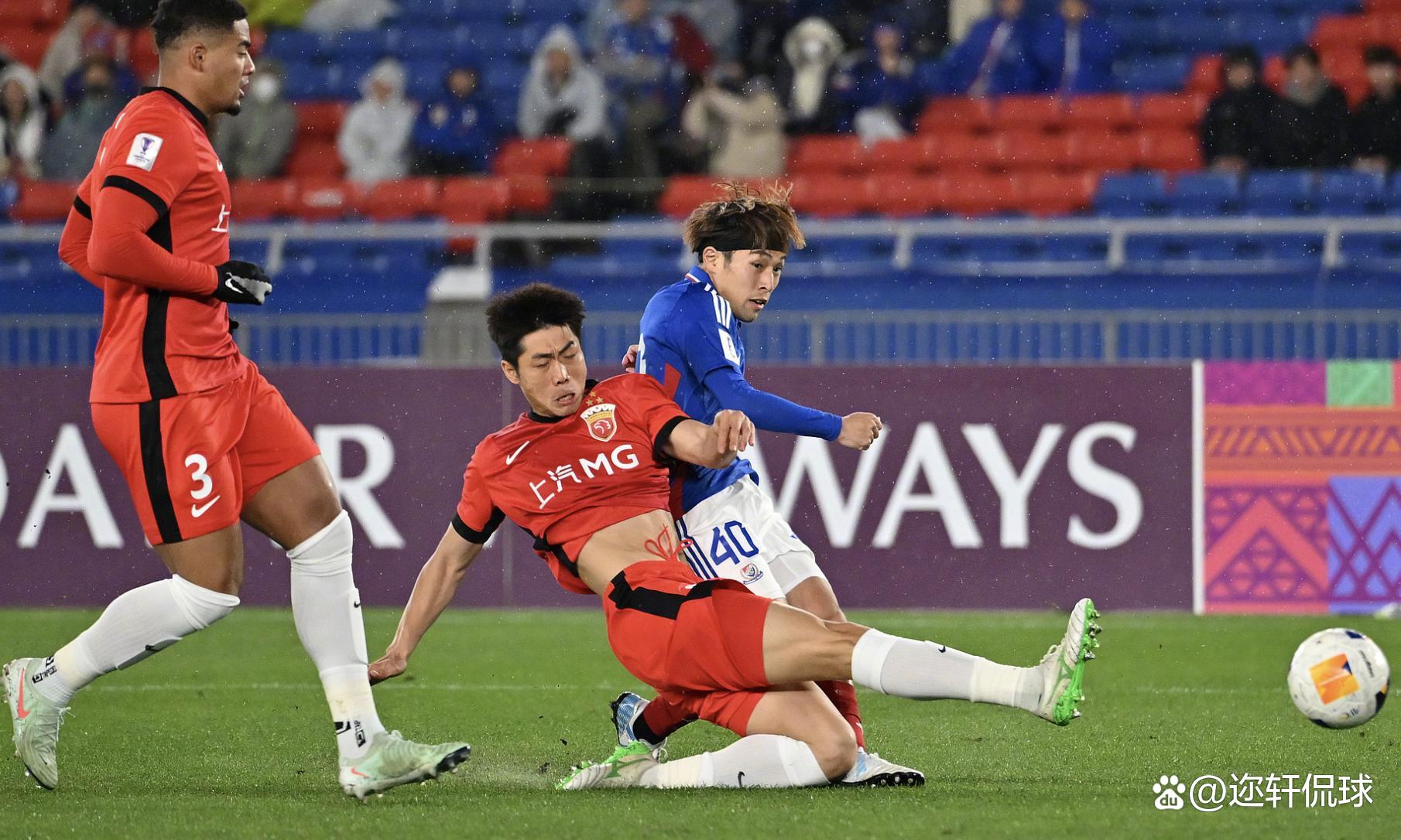 亚冠比赛中双方球队展开激烈对抗 亚冠比赛中双方球队展开激烈对抗